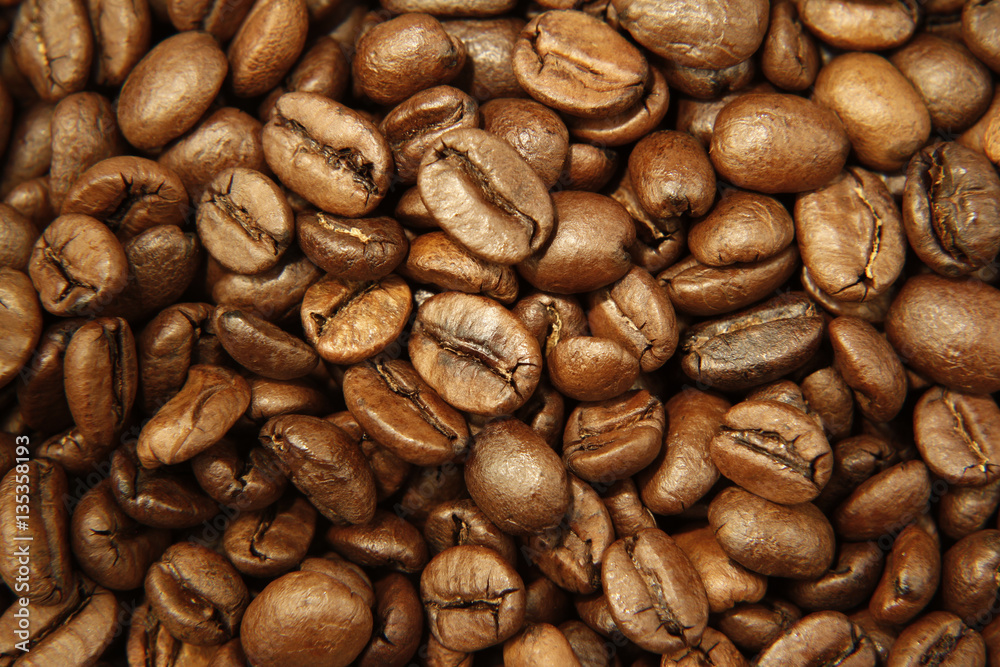 Fototapeta premium Roasted brown coffee beans close-up