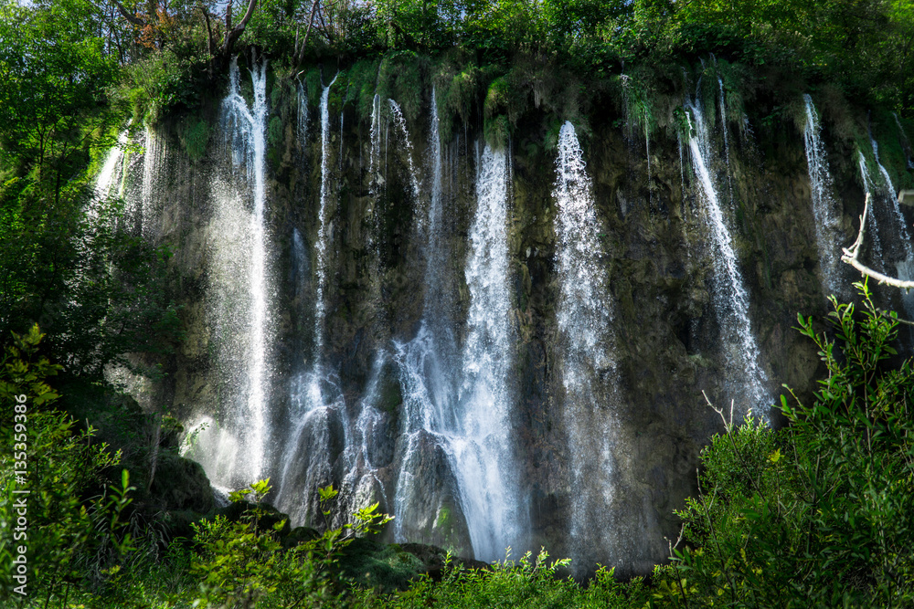Fototapeta premium Green Sunny Waterfall Plitvice Lakes