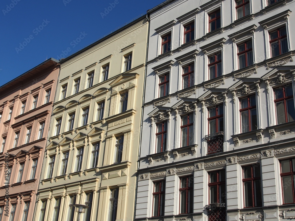 Fototapeta premium Berlin-Mitte: Sanierte Altbaufassaden im Sonnenlicht