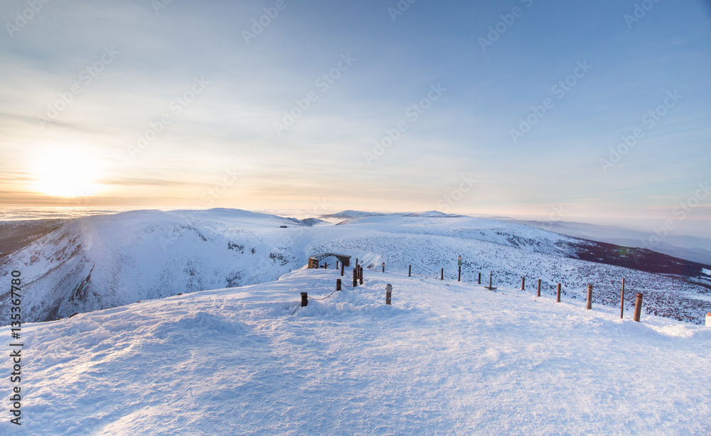 Zimowa panorama ze szczytu Śnieżki tuż przed zachodem słońca