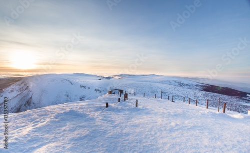 Zimowa panorama ze szczytu Śnieżki tuż przed zachodem słońca © FotoKieltyka.pl