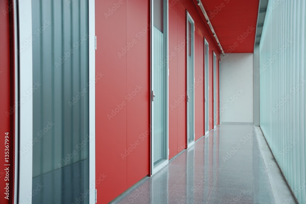 Obraz premium Pasillo rojo con puertas