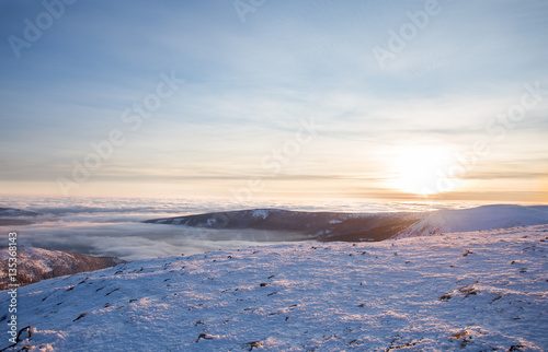 Zimowa panorama ze szczytu Śnieżki tuż przed zachodem słońca