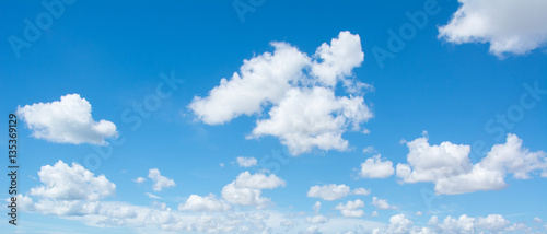 Fototapeta Naklejka Na Ścianę i Meble -  Blauer Himmel mit weissen einzelnen Wolken