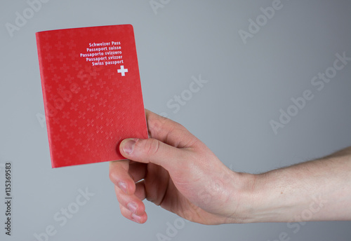 Wallpaper Mural Schweizer Pass in der Hand Torontodigital.ca