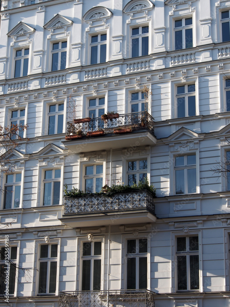 Berlin-Mitte: Sanierte Altbaufassaden im Sonnenlicht