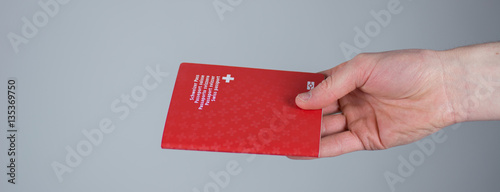 Wallpaper Mural Schweizer Pass in der Hand Torontodigital.ca