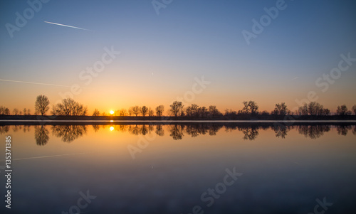 Obraz na płótnie Autumn sunset lake reflection w salonie