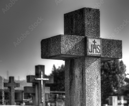 cruz de una tumba en el cementerio photo