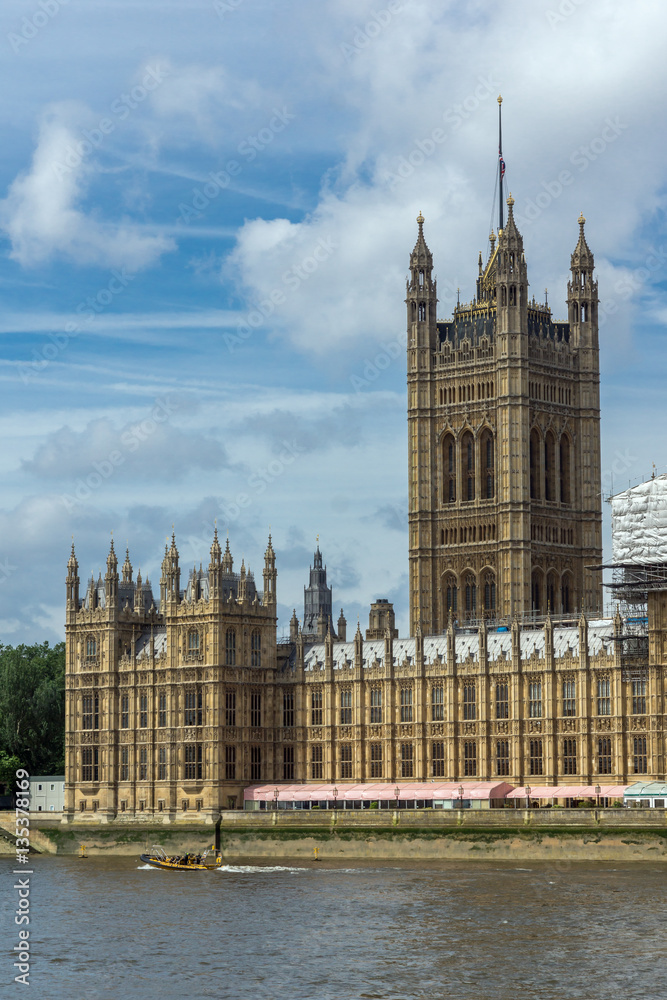 Fototapeta premium LONDON, ENGLAND - JUNE 19 2016: Cityscape of Westminster Palace and Thames River, London, England, United Kingdom