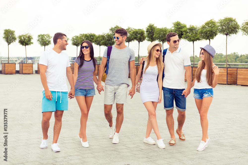 Obraz premium Happy young people walking on the road in summer day