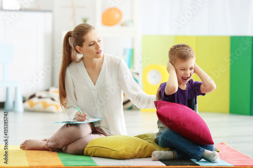 Young female psychologist w...