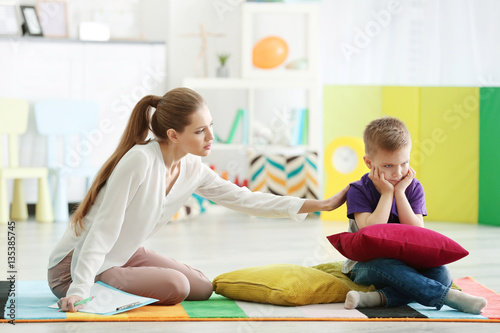 Young female psychologist w...