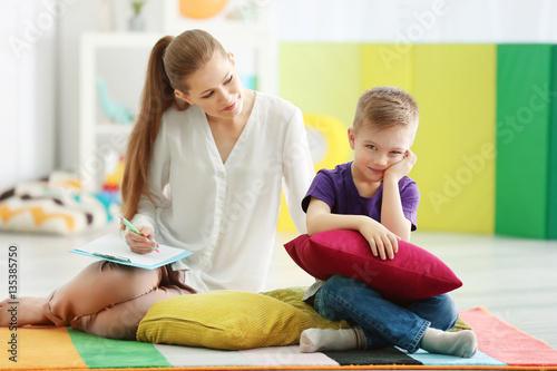 Young female psychologist w...