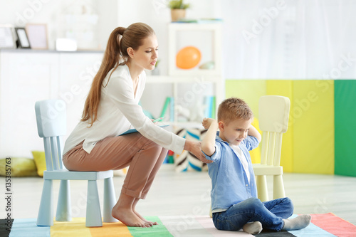 Young female psychologist w...