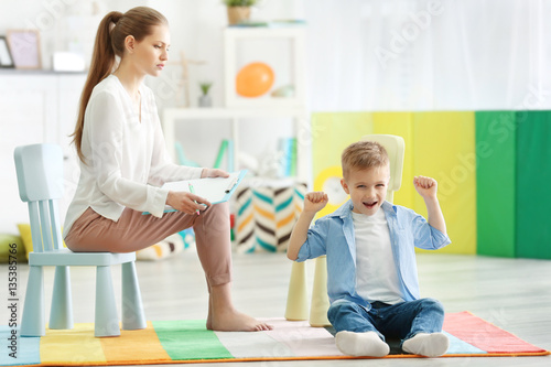 Young female psychologist w...