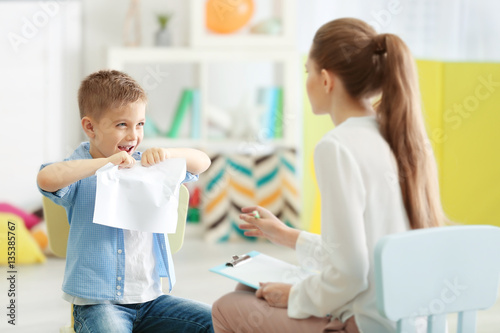 Young female psychologist w...
