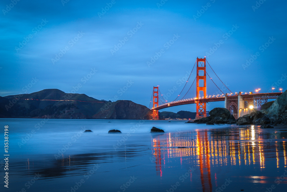 Fototapeta premium Dusk over San Francisco's Golden Gate Bridge