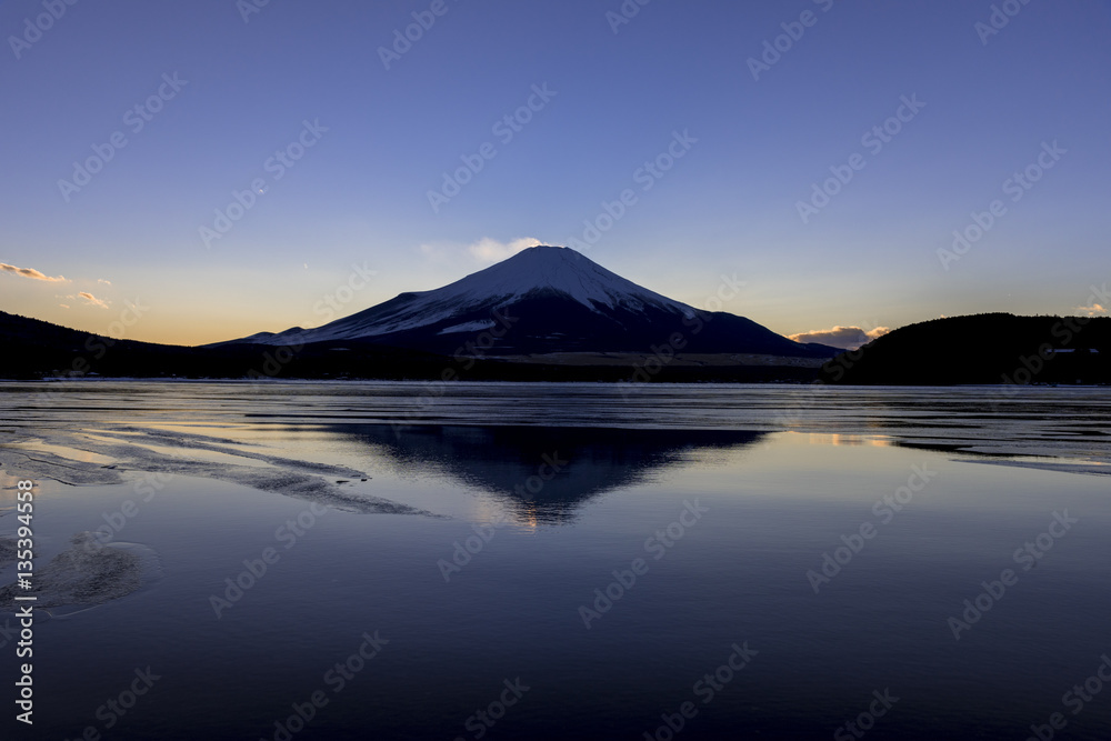 山中湖より厳冬期の富士山夕景