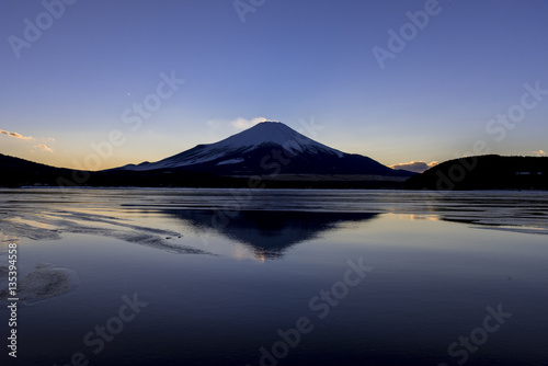 山中湖より厳冬期の富士山夕景 © san724