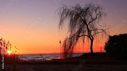 Runner al tramonto sul lago di Garda