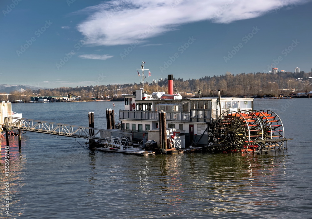Obraz premium Cruise wheeled boat on the quay of Fraser River