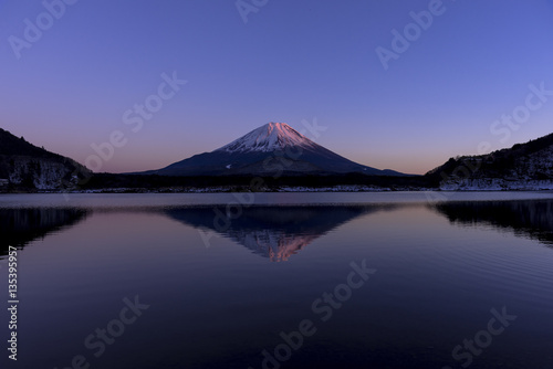 精進湖より紅富士 © san724