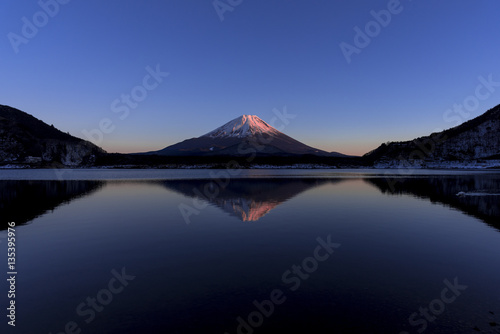 精進湖より紅富士 © san724