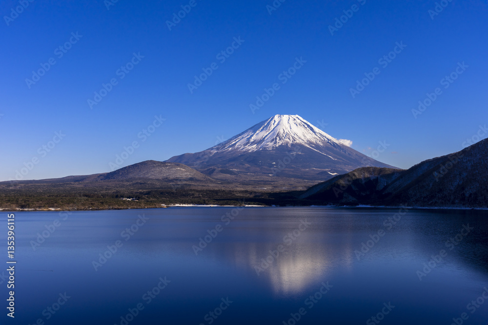 本栖湖より厳冬期の富士山
