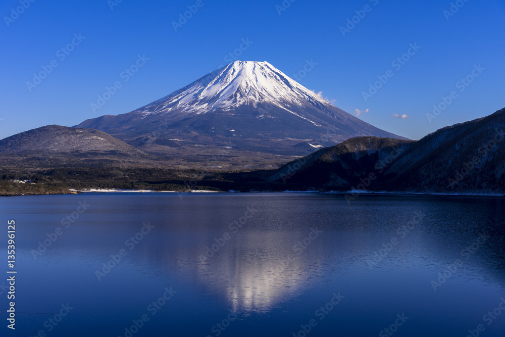本栖湖より厳冬期の富士山