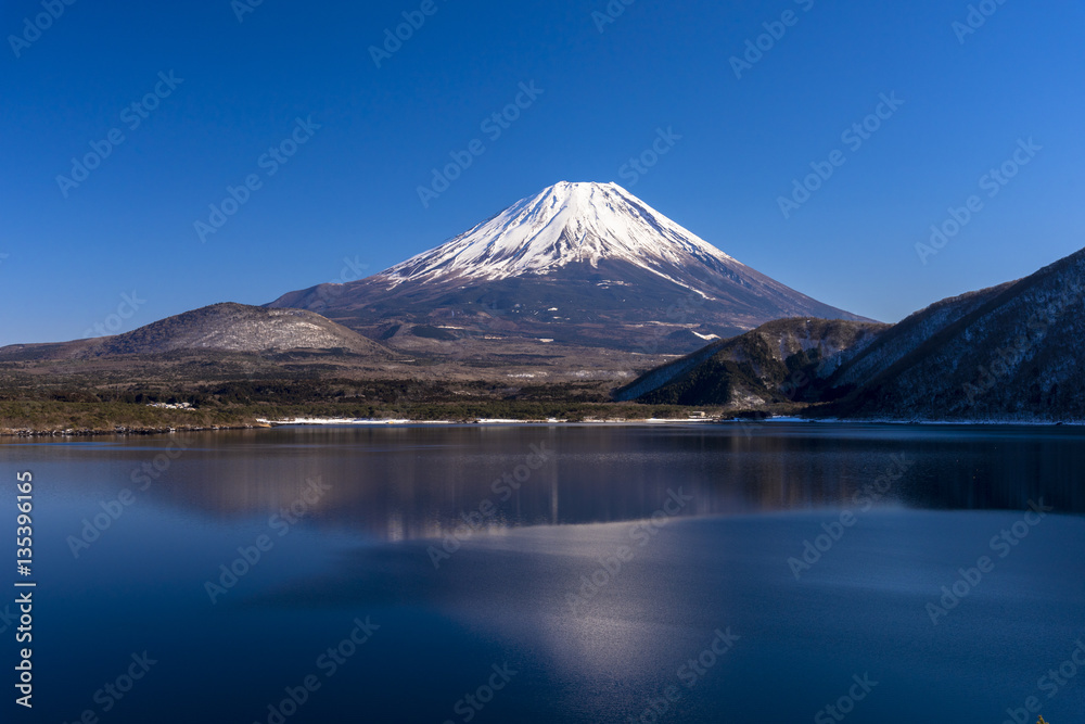 厳冬期の本栖湖より富士山