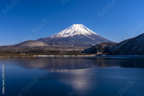 厳冬期の本栖湖より富士山