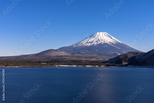 厳冬期の本栖湖より富士山