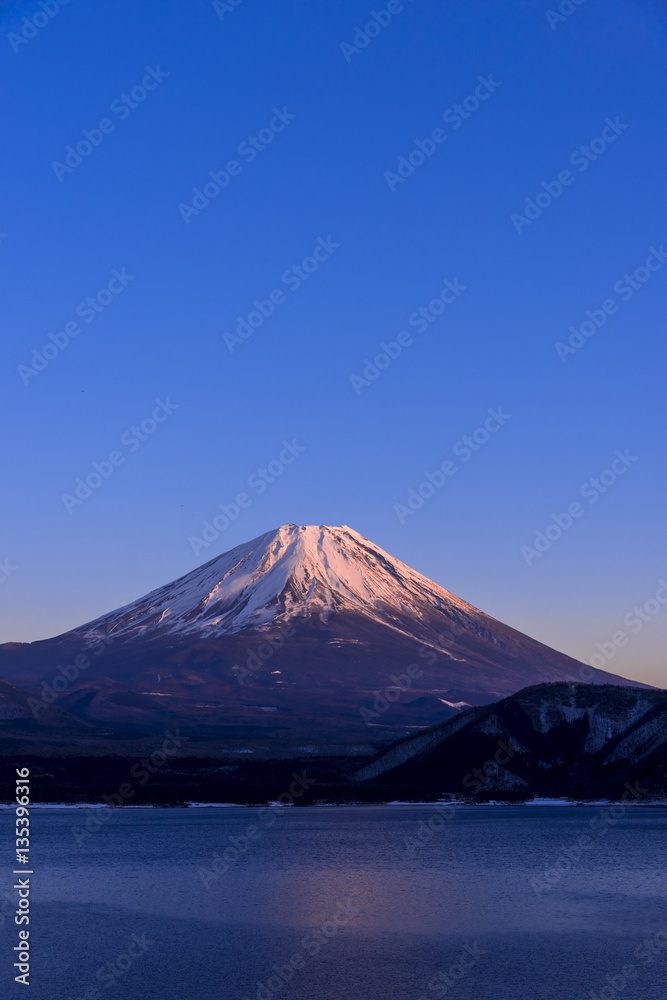 厳冬期の本栖湖より富士山夕景