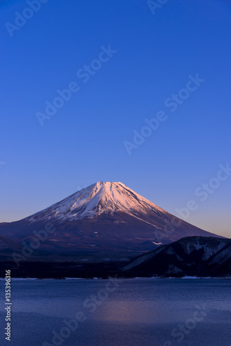 厳冬期の本栖湖より富士山夕景