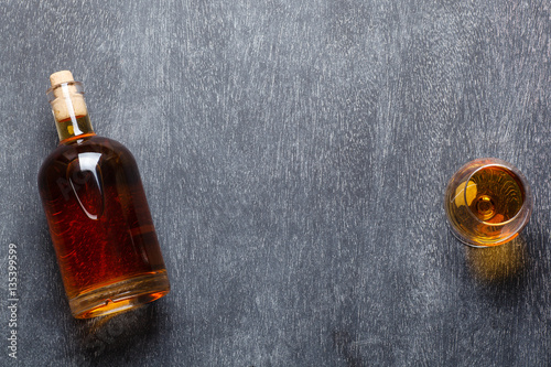 Φωτογραφία Hard liquor on blackboard