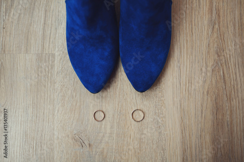 blue suede botilony for the bride and golden wedding rings