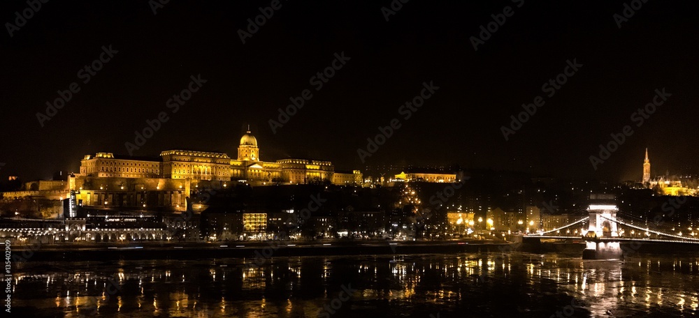 Fototapeta premium Burgpalast und Kettenbrücke bei Nacht