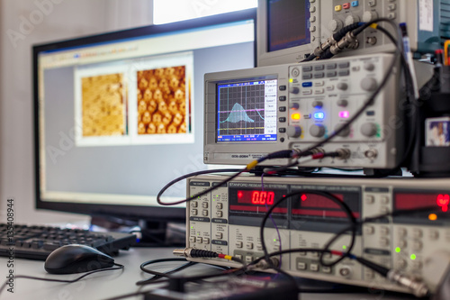 Fotografi digital oscilloscope on Desk with computer