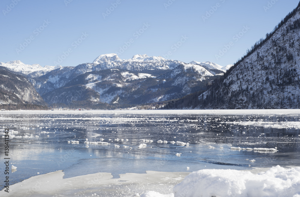 Eis am Grundlsee mit Bergpanorama, Blick Richtung Gössl, Weiße Wand und Ressen Eis am Grundlsee mit Bergpanorama, Blick Richtung Gössl, Weiße Wand und Ressen