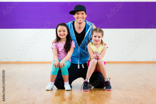 Tanzlehrer gibt Kindertanzen Zumba Fitness in Tanzstudio