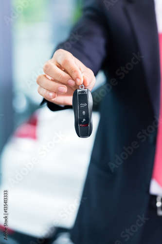 Valokuva Car dealer handing over auto key