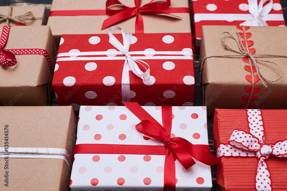 Obraz premium Hand designed wrapped gift boxes placed on the flat layout