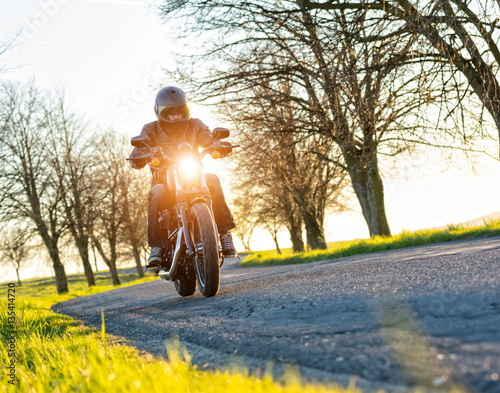 Tapety artystyczne Motorcycle driver on road