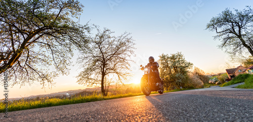 Tapety artystyczne Motorcycle driver on road