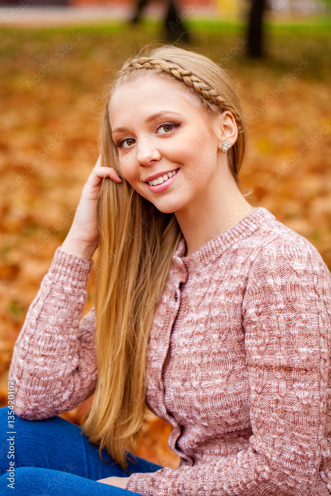 Φωτογραφία Close up portrait of young blonde beautiful woman in autumn park