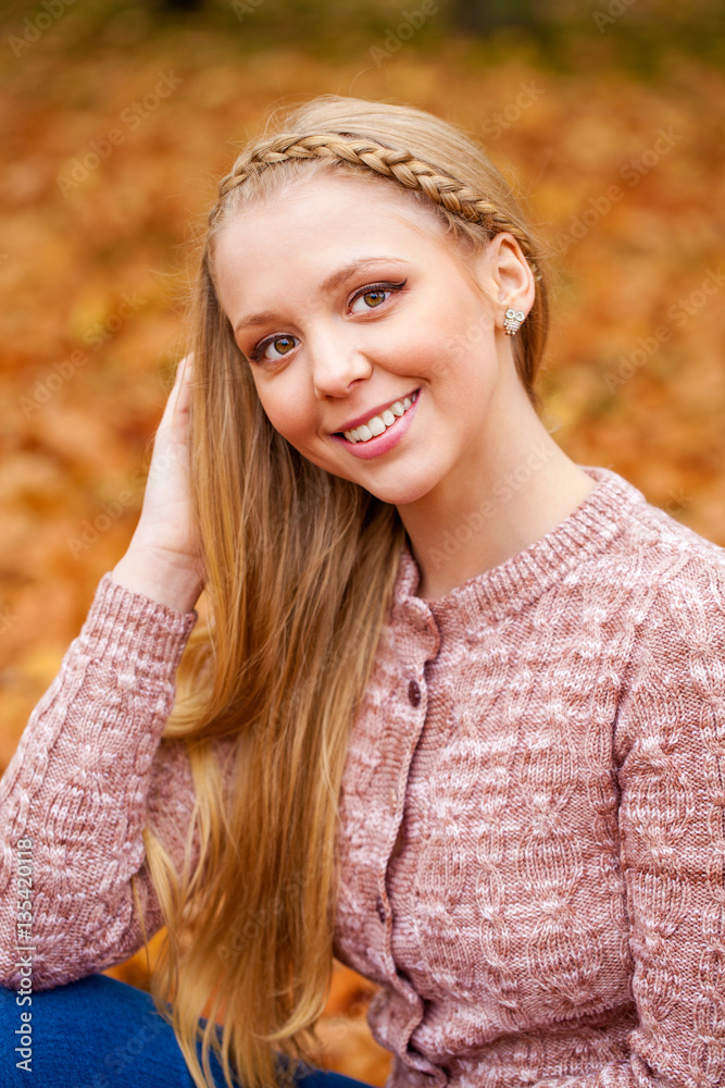 Εκτύπωση καμβά Close up portrait of young blonde beautiful woman in autumn park