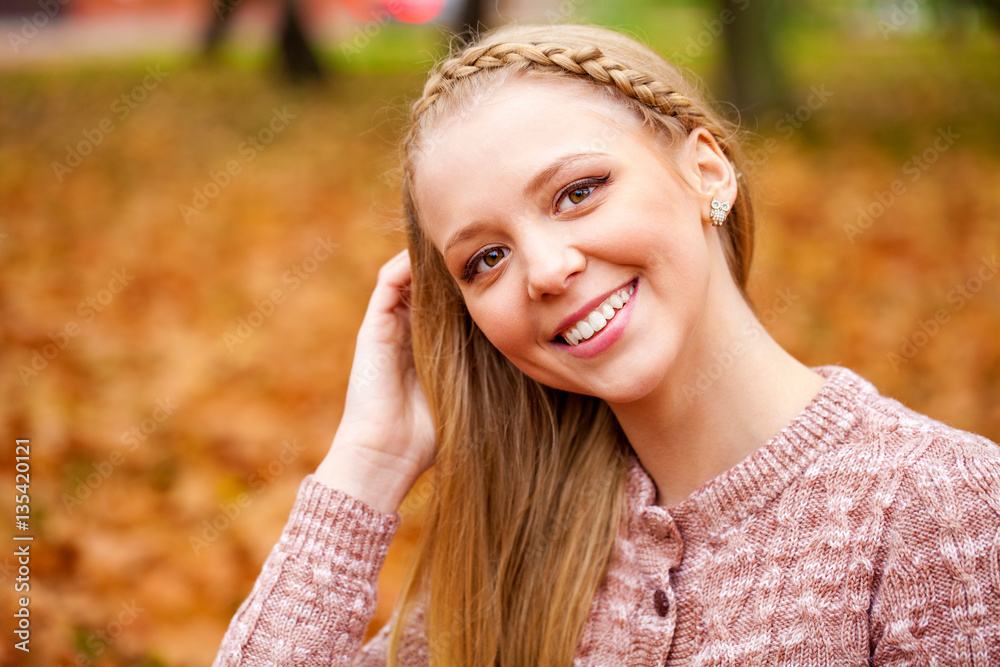 Φωτογραφία Close up portrait of young blonde beautiful woman in autumn park