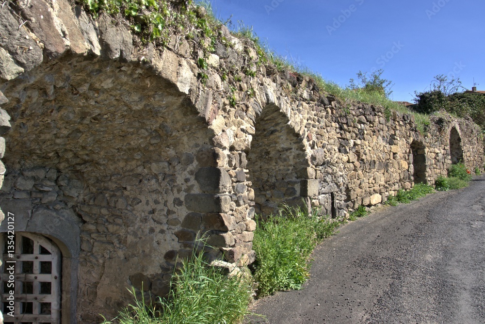 Straße der Cavernen in Champeix, Auvergne