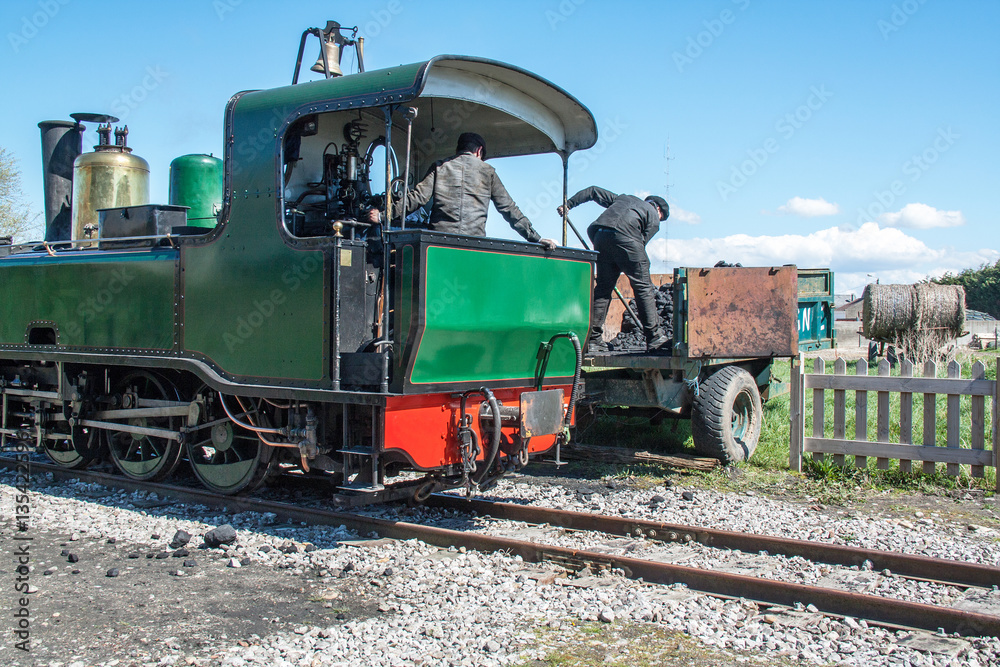 remplissage de charbon sur locomotive à vapeur, Baie de Somme, Picardie, France
